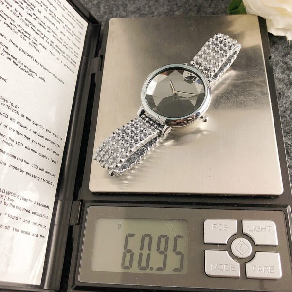 ⁦שעון של סברובסקי⁩ – תמונה ⁦2⁩