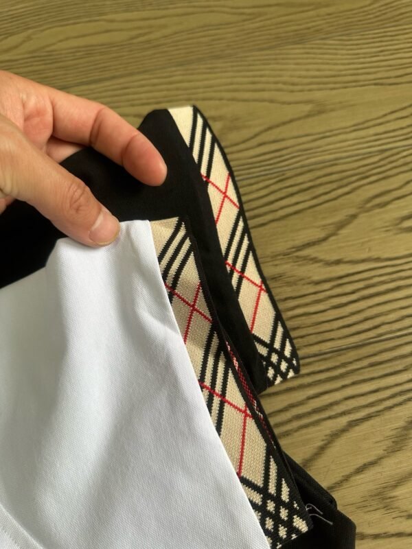 ⁦חולצה קצרה עם צווארון של ברברי⁩ – תמונה ⁦10⁩
