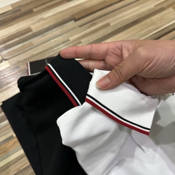 ⁦חולצה קצרה עם צווארון של טומי הילפיגר⁩ – תמונה ⁦6⁩
