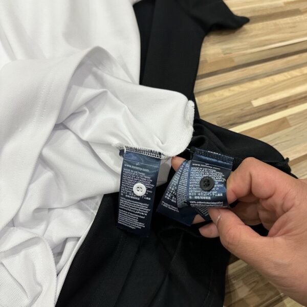 ⁦חולצה קצרה עם צווארון של טומי הילפיגר⁩ – תמונה ⁦9⁩
