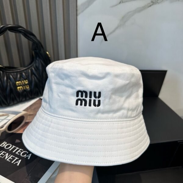 ⁦כובע של מיו מיו⁩ – תמונה ⁦2⁩