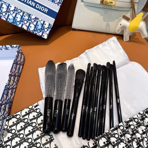 ⁦סט 12 מברשות איפור של דיור⁩ – תמונה ⁦7⁩