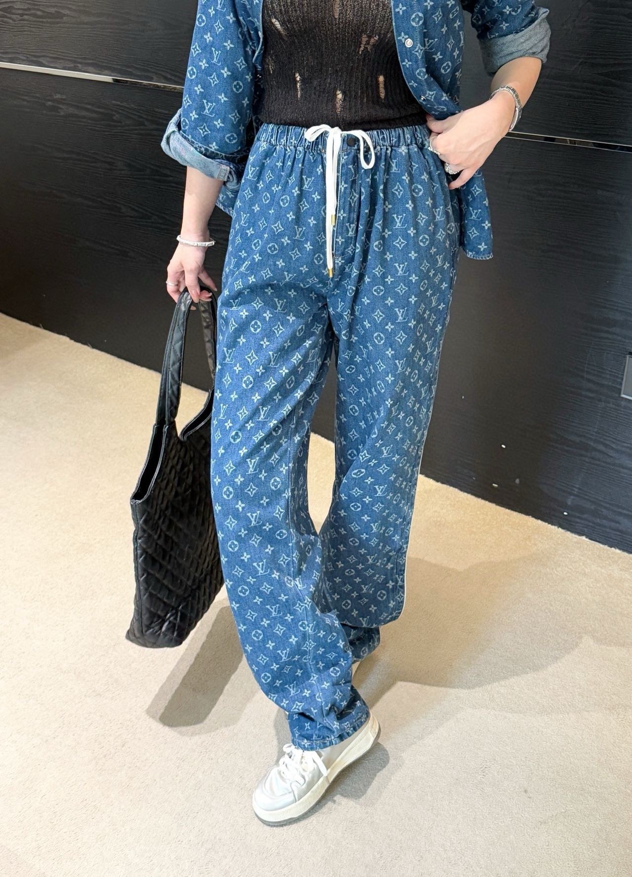 סט חולצה מכופתרת ומכנסיים של לואי ויטון – תמונה 12