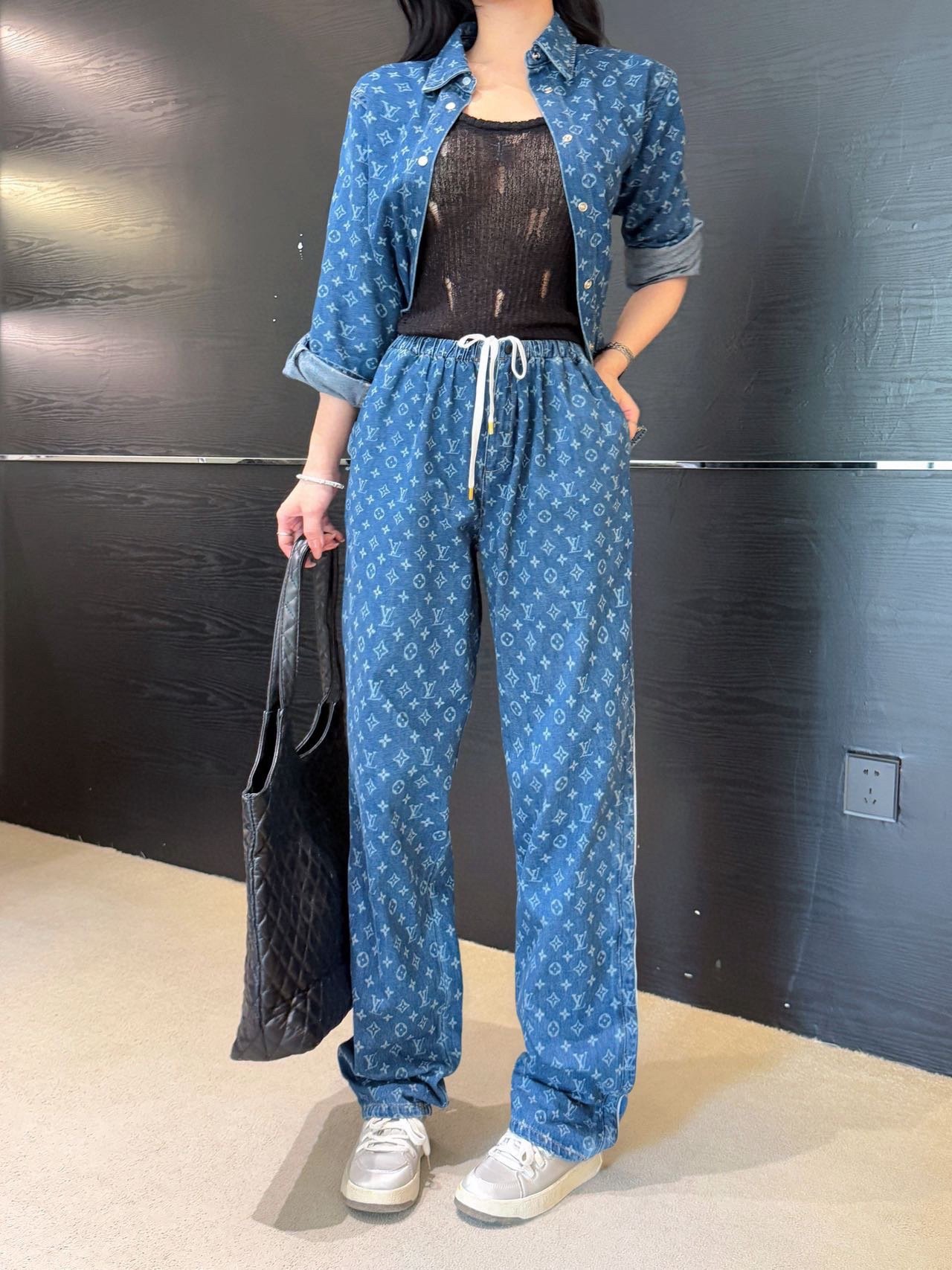 סט חולצה מכופתרת ומכנסיים של לואי ויטון – תמונה 11