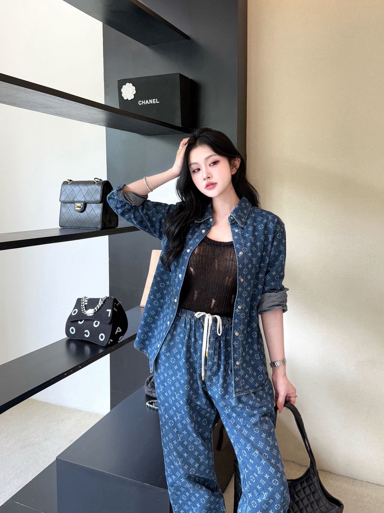 סט חולצה מכופתרת ומכנסיים של לואי ויטון – תמונה 10