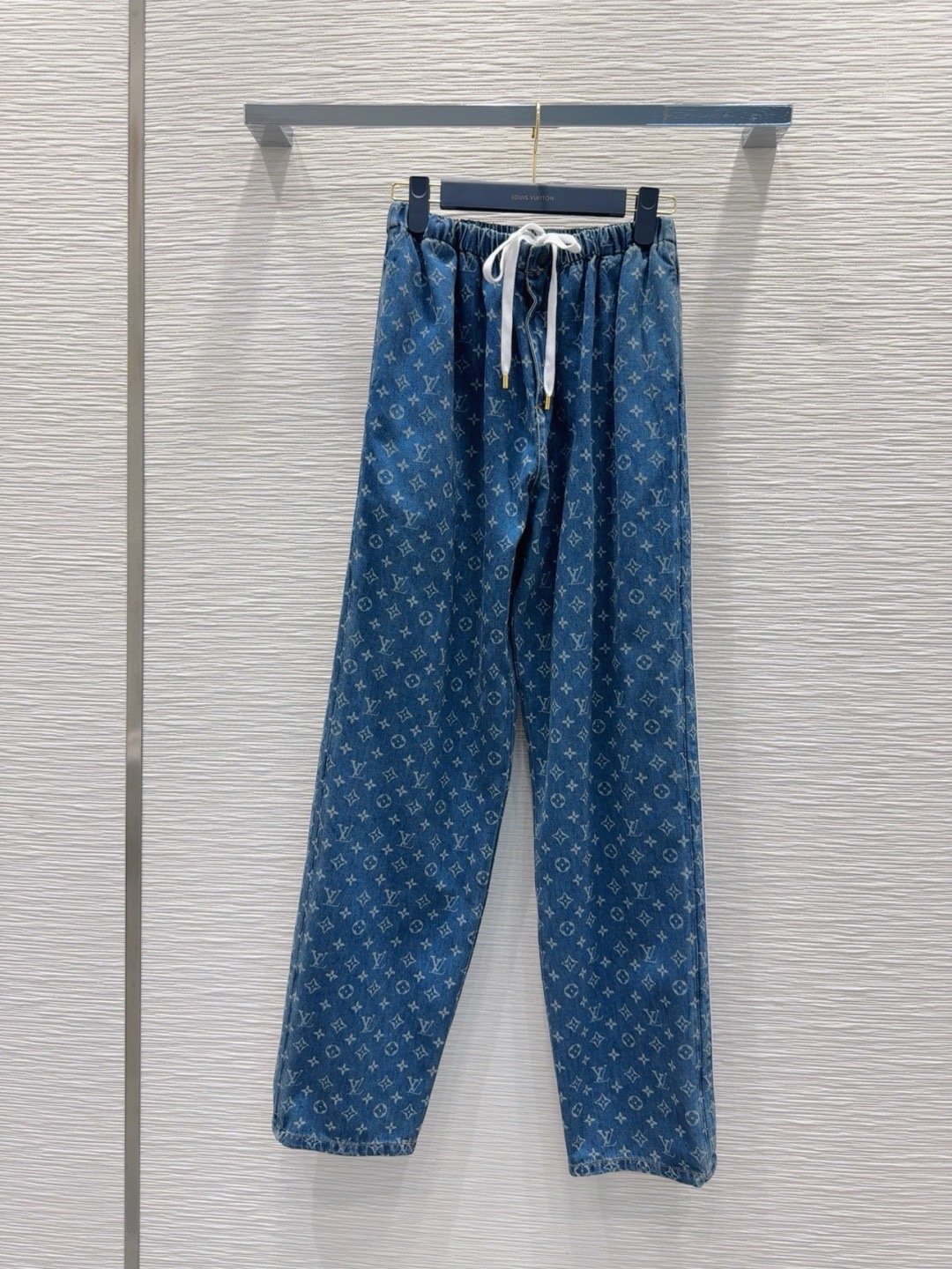 סט חולצה מכופתרת ומכנסיים של לואי ויטון – תמונה 8