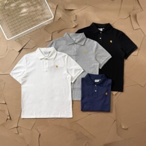 חולצה קצרה עם צווארון של קאהארט