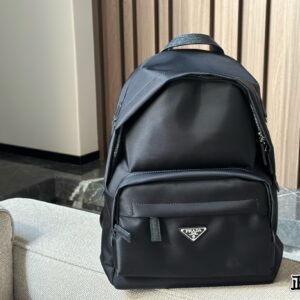 תיק גב של פראדה