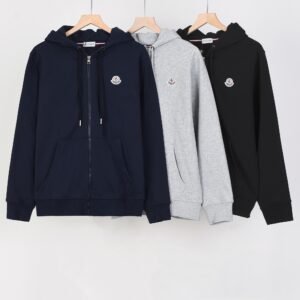 סוודר של מונקלר