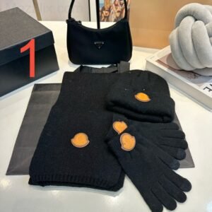 סט כובע גרב , צעיף וכפפות של מונקלר