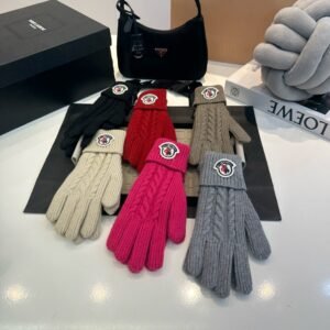 כפפות של מונקלר