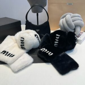 סט צעיף ומחמם אוזניים של מיו מיו