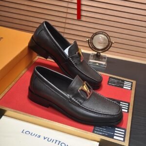 נעליים של לואי ויטון מעור