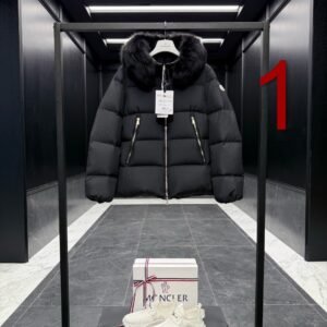 מעיל של מונקלר