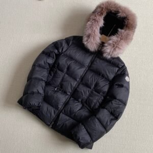 מעיל של מונקלר