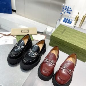 נעליים של גוצ׳י מעור