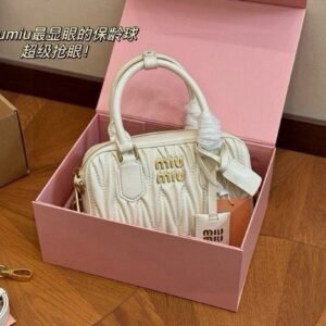 תיק של מיו מיו מעור