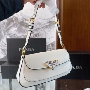 תיק של פראדה מעור